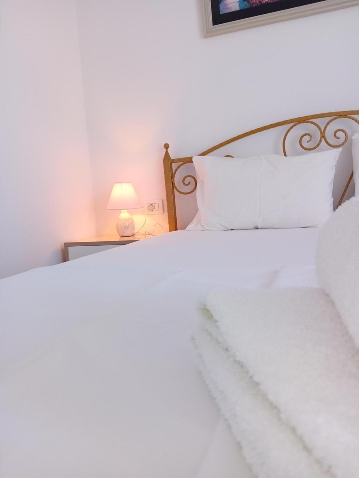 Artur Apartments Himare Esterno foto