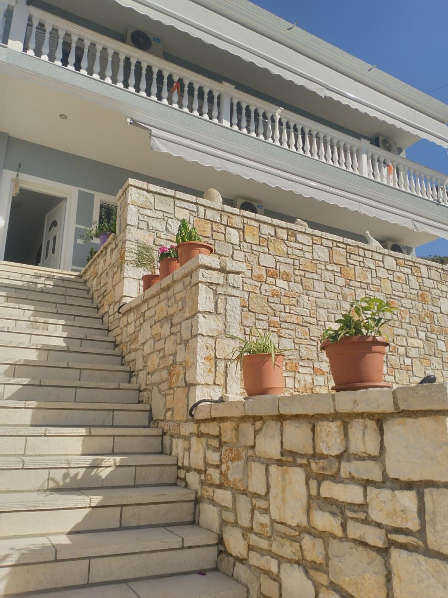 Artur Apartments Himare Esterno foto